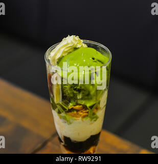 Milch Creme mit Matcha japanischer Coffee Shop in Saigon, Vietnam. Stockfoto