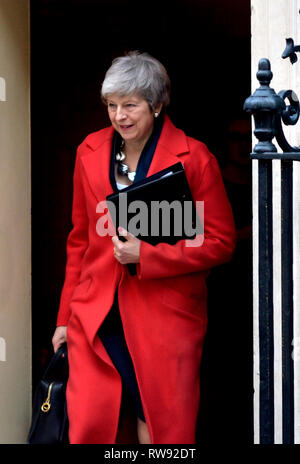 Premierminister Theresa May verlassen 10 Downing Street nach einer Kabinettssitzung, Feb 2019 Stockfoto