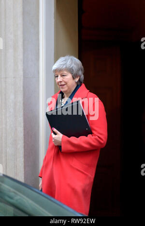 Premierminister Theresa May verlassen 10 Downing Street nach einer Kabinettssitzung, Feb 2019 Stockfoto