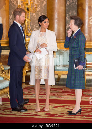 Der Herzog und die Herzogin von Sussex und die Princess Royal (rechts) einen Empfang am Buckingham Palace in London den 50. Jahrestag der Amtseinsetzung der Prinz von Wales zu markieren. Stockfoto