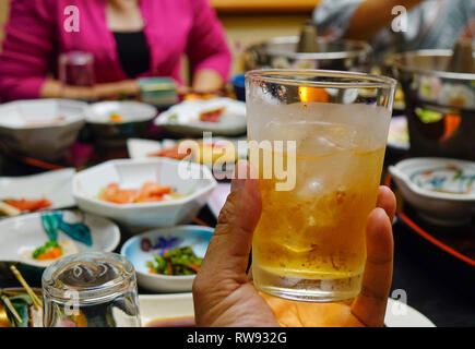 Tasse apple Fruchtsaft mit Rum im lokalen Restaurant in Akita, Japan. Stockfoto