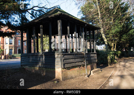 Alte Bushaltestelle in der Wellingborough Road Northampton Northamptonshire, bestehend aus Holz im alten viktorianischen Eichenstil mit alten, altertümlichen Holzpaneelen hinter Bäumen Stockfoto