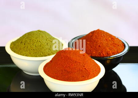 Rote und grüne Curry Paste in die Schüssel ein. Stockfoto