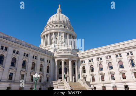 Äußere des Wisconsin State Capitol Building an einem kalten und schneereichen Wintern. Stockfoto