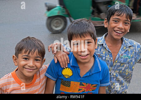 AHMEDABAD, INDIEN - 30. OKTOBER 2016: Nicht identifizierte Kinder in einem Street Market. Viele Jugendliche verdienen ein paar Rupien abrufen und für die Händler Stockfoto