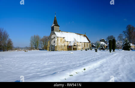 Snowy Blick auf die Kapelle St. Peter ad Vincula, Colemore, South Downs National Park, Hampshire, Großbritannien Stockfoto