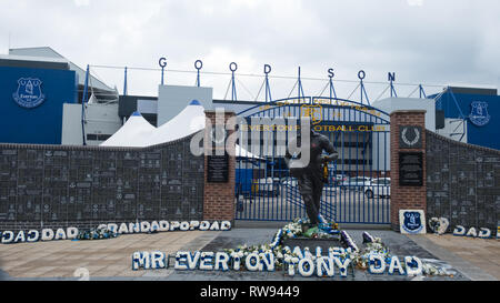 LIVERPOOL, ENGLAND - NOVEMBER 6, 2018: Das Denkmal für die verehrten ehemaligen Spieler Dixie Dean außerhalb Goodison Park, der Heimat des FC Everton Football Club Stockfoto