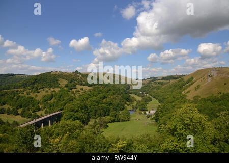 Die Aussicht von monsal Monsal Kopf Kopf mit Blick auf die Brücke, die monsal Trail und den Fluss Wye, in der Nationalpark Peak District, Derbyshire, UK. Stockfoto