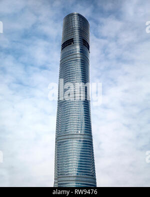 Die Shanghai Tower steht majestätisch vor einem blauen bewölkten Himmel. Lujiazui, Pudong, Shanghai, China. Stockfoto