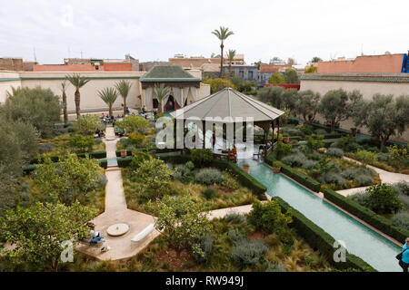 Blick auf Le Jardin Secret, ein botanischer Garten im Herzen der Medina von Marrakesch mit reicher Vegetation und Blumen (Marrakesch, Marokko, Afrika) Stockfoto