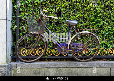 Eine alte Shanghai Für Immer Fahrrad steht für sich allein und gegen ein Geländer in Pudong, Shanghai, China aufgegeben. Stockfoto