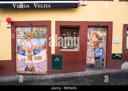 Kunstprojekt mit bemalten Türen in der Altstadt von Funchal, Madeira, Portugal, Europa | Kunst Projekt lackierte Türen in Funchal, Madeira, Portugal, Eur Stockfoto