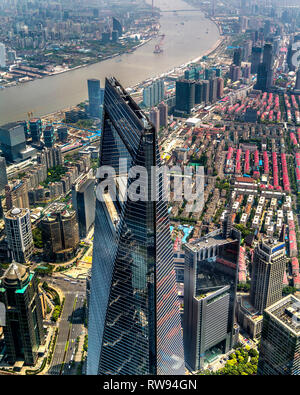 Das Shanghai World Financial Center überragt Pudong. Im Hintergrund ein im Huangpu River Bend. Shanghai, China. Stockfoto