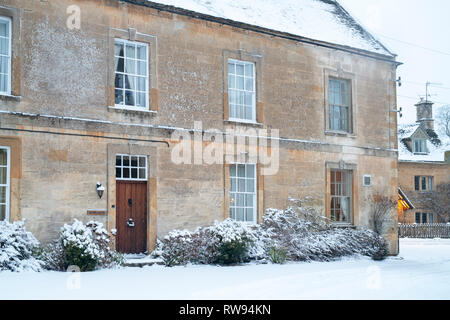 Cotswold Stone House in Bourton auf dem Wasser am frühen Morgen Schnee. Bourton auf dem Wasser, Cotswolds, Gloucestershire, England Stockfoto