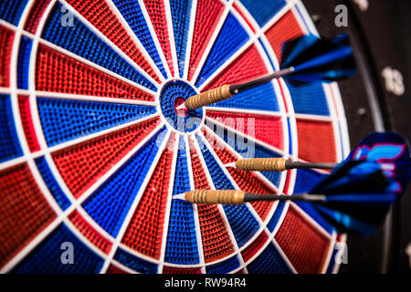 Blaue Pfeile auf Dartboard Stockfoto