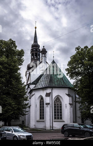 Gotische Fassade mit barocken Glockenturm der evangelischen St. Mary's Kathedrale, auch als Dom bekannt, gegen grauen bewölkten Himmel in Tallinn, Estland. Olde Stockfoto