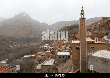 Blick auf den marokkanischen Dorf Imlil und die Moschee mit schneebedeckten Berge im Hintergrund (Marokko, Afrika) Stockfoto