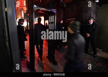 Ein Mann geht durch ein Messer Bogen, der durch die Metropolitan Police Officers in Walker's Gericht festgelegt wurde, zwischen Piccadilly Circus und Oxford Circus U-Bahn-Stationen in London. Stockfoto