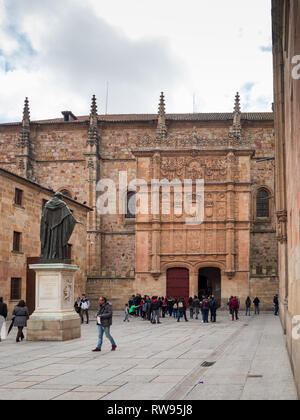 Denkmal für Fray Luis de Leon auf dem Platz vor dem Tor zur Esculeas Mayores der Universität Salamanca Stockfoto