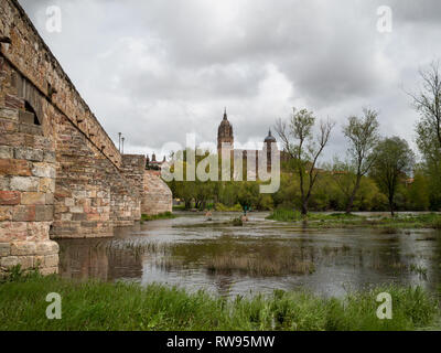 Salamanca Römische Brücke über den Fluss Tornes mit der Skyline im Hintergrund Stockfoto