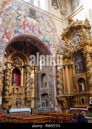 Seitenaltäre mit Fresken des Convento de San Esteban Stockfoto