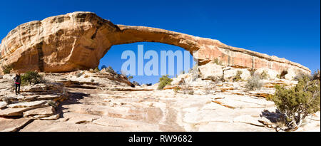 Owachomo Bridge von der Basis der Wanderung mit blauen Himmel im Hintergrund Stockfoto