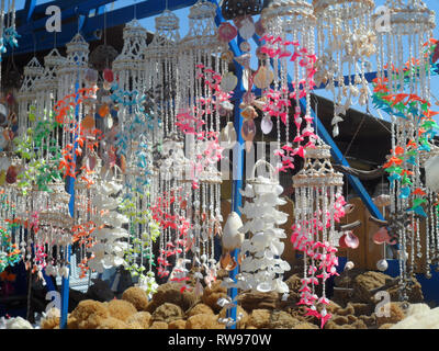 Seashell Glockenspiel im Wind und Meer schwamm auf einer schwimmenden Souvenirshop am Hafen, in der Altstadt von Rhodos, Rhodos, Stockfoto