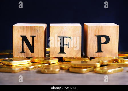 Text "Nfp" auf Holz Würfel mit Gold Bar auf dem Tisch, wirtschaftliche Daten Konzept Stockfoto