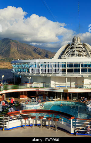 Kreuzfahrtschiff in der Nähe von Lahaina, Maui, Hawaii, USA Stockfoto