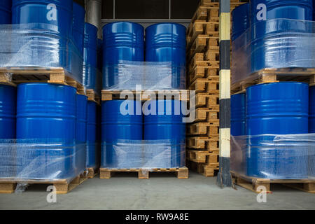 Giftige Abfälle/Chemikalien in Fässern bei einer Pflanze gespeichert - Dosen mit Chemikalien, Industrie Barrel Öl, Chemikalien, gefährliche Abfälle, chemische Reagenzien, Eco Stockfoto