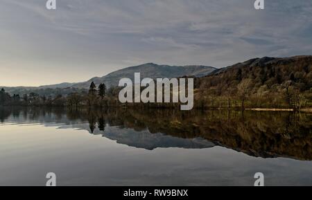 Alte Mann der Coniston reflektiert in Coniston Water aus dem nördlichen Ufer gesehen Stockfoto