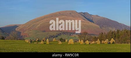 Castlerigg Steinkreis in der Nähe von Keswick mit Blencathra im Hintergrund Stockfoto