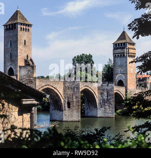 Frankreich. Cahors. Abteilung der Partie aus dem 14. Jahrhundert befestigten Brücke aus Stein." Die Pont Valentre" überspannt den Fluss Lot. Bau von 1308 bis 1378. AD. Stockfoto