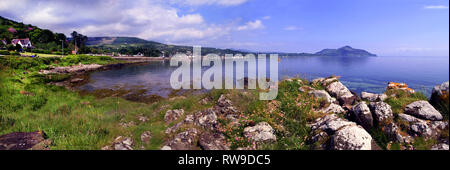 Schottland. Insel Arran. Panorama nördlich über Whiting Bay zur Heiligen Insel. Stockfoto