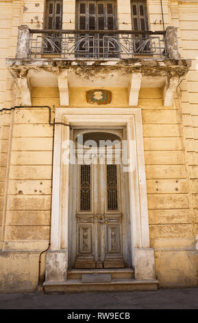 Alte Holztür und Balkon in Limassol, Zypern. Stockfoto