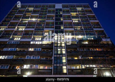 Sozialwohnungen in der Dämmerung, Stipendiaten, Weymouth Terrasse, Hoxton, East London, England, Vereinigtes Königreich. Stockfoto