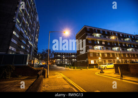 Sozialwohnungen in der Dämmerung, Stipendiaten, Weymouth Terrasse, Hoxton, East London, England, Vereinigtes Königreich. Stockfoto