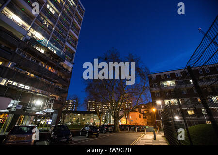 Sozialwohnungen in der Dämmerung, Stipendiaten, Weymouth Terrasse, Hoxton, East London, England, Vereinigtes Königreich. Stockfoto