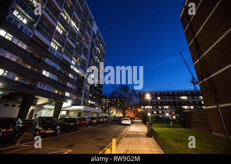 Sozialwohnungen in der Dämmerung, Stipendiaten, Weymouth Terrasse, Hoxton, East London, England, Vereinigtes Königreich. Stockfoto