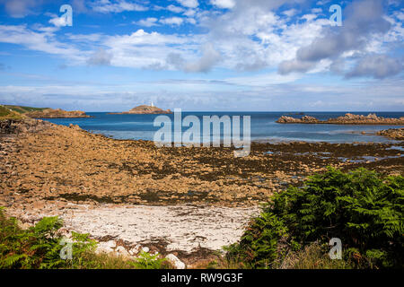 Round Island und den Leuchtturm von Porth Dichtung, St. Martin's, Isles of Scilly Stockfoto