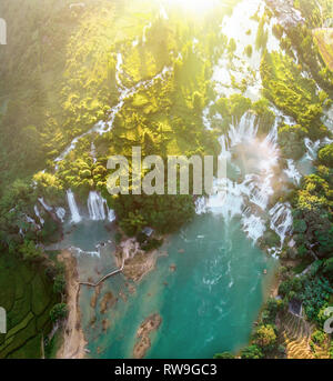 Ban Gioc Wasserfall in Cao Bang, Viet Nam - Die Wasserfälle befinden sich in einem Bereich mit ausgereiften Karstformationen entfernt waren die ursprünglichen Kalksteinschichten Schichten Stockfoto