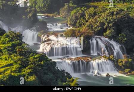 Ban Gioc Wasserfall in Cao Bang, Viet Nam - Die Wasserfälle befinden sich in einem Bereich mit ausgereiften Karstformationen entfernt waren die ursprünglichen Kalksteinschichten Schichten Stockfoto