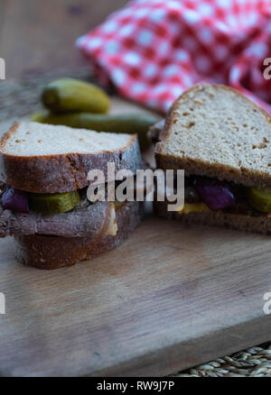 2 Roastbeef Sandwiches mit Gurken Stockfoto