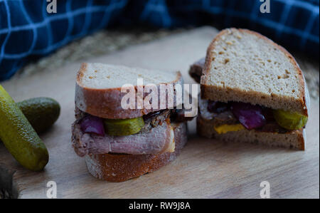 2 Roastbeef Sandwiches mit Gurken Stockfoto