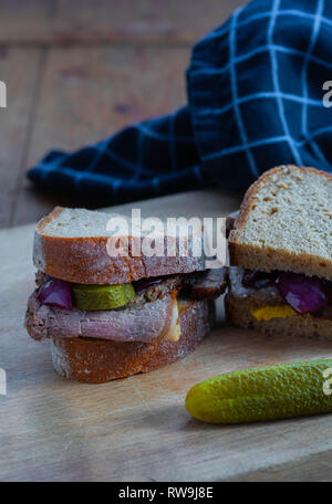 Abendessen, 2 Roastbeef Sandwiches mit Gurken Stockfoto