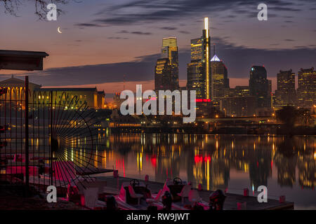 Philadelphia, Pennsylvania, die Stadt der Brüderlichen Liebe, fotografiert vom Bootshaus Reihe entlang der Schuylkill River bei Sonnenaufgang. Stockfoto