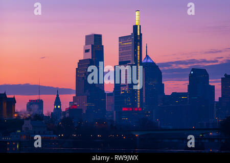 Den Sonnenaufgang gesehen über den Philadelphia Skyline von Boathouse Row entlang der Schuylkill River. Stockfoto