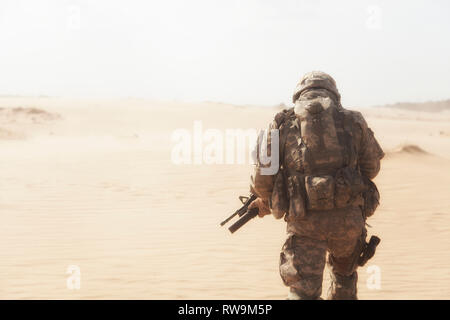 United States airborne Infanterist bewegen durch Desert Storm. Stockfoto
