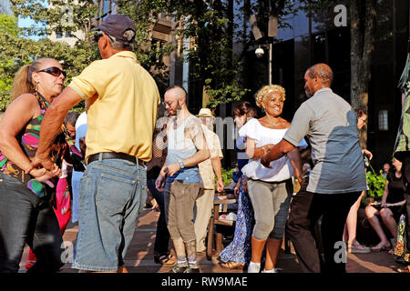 Eine vielfältige Gruppe von Menschen tanzt im Freien im Playhouse Square Theatre District während des wöchentlichen Tanz-/Konzertprogramms im Sommer in Cleveland, Ohio. Stockfoto