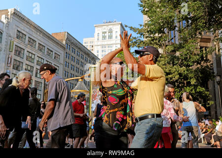 Eine vielfältige Gruppe von Menschen tanzt im Freien im Playhouse Square Theatre District während des wöchentlichen Tanz-/Konzertprogramms im Sommer in Cleveland, Ohio. Stockfoto